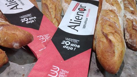 Le nouveau packaging de la farine Aliénor, comme l’ensemble du kit de communication associé, rappelle les engagements locaux et éthiques de la filière. 